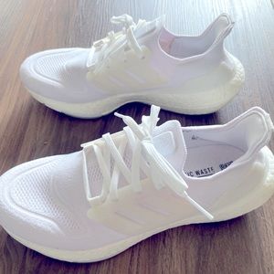 Adidas Ultraboost 22 in solid white. Great condition, light used. Mens size 8 US